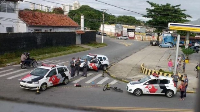 Mulher de 56 anos é baleada a caminho do trabalho