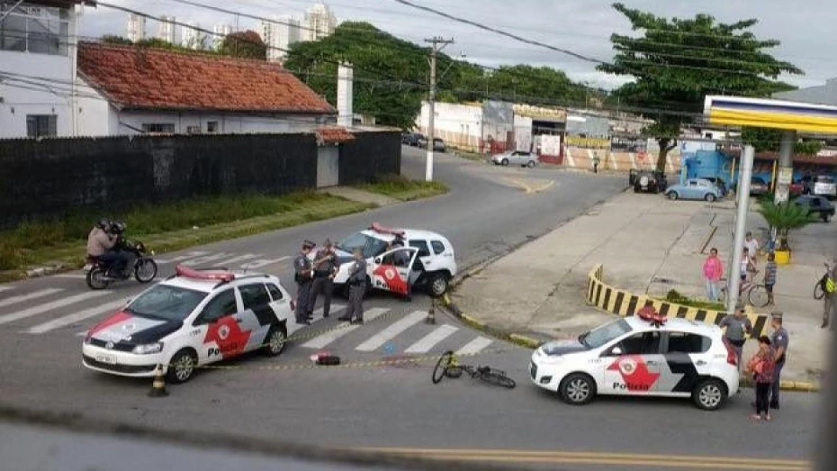 Mulher de 56 anos é baleada a caminho do trabalho Mulher de 56 anos é baleada a caminho do trabalho
