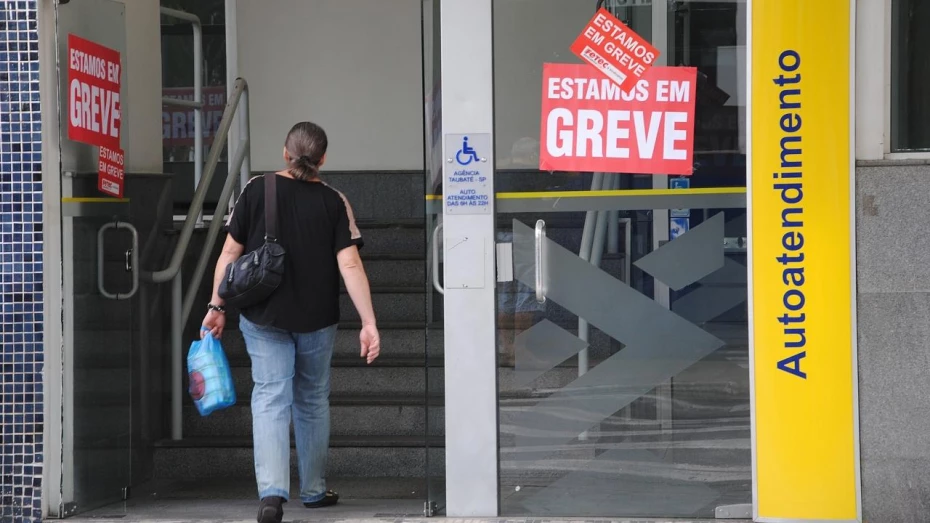 Correios, bancos e transporte coletivo anunciam adesão à “Greve Geral” Correios, bancos e transporte coletivo anunciam adesão à “Greve Geral”