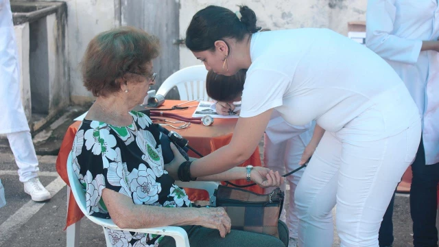 Estudantes da Anhanguera realizam ação de combate à hipertensão 