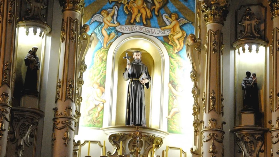 Vereadores aprovam projeto que desobriga menção a santo na Câmara