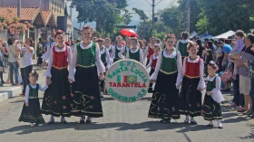 Desfile da imigração abre último dia da 28ª Festa de Quiririm