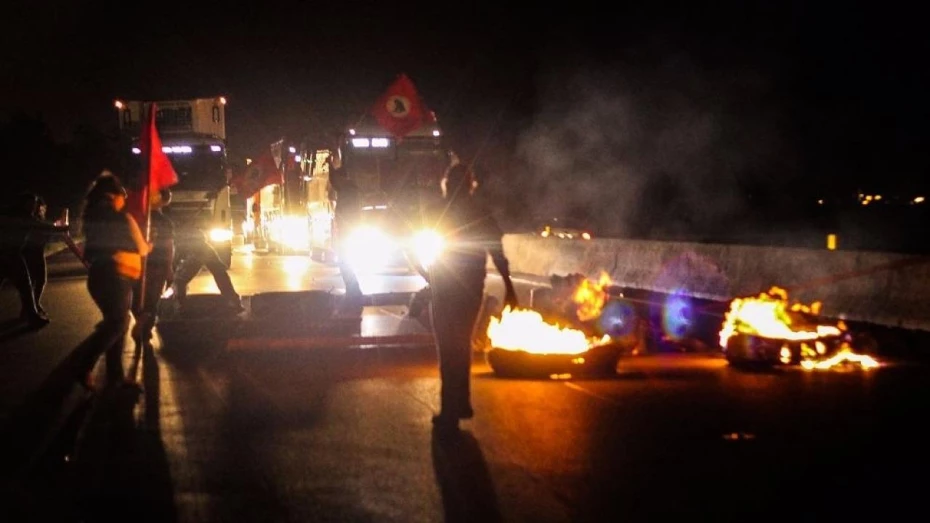 MST interdita a Via Dutra em protesto contra Temer em Taubaté MST interdita a Via Dutra em protesto contra Temer em Taubaté