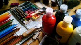 Lika Cerf ministra aulas de desenho e história da arte em Taubaté