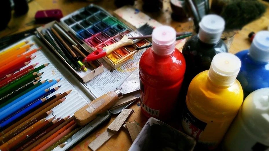 Lika Cerf ministra aulas de desenho e história da arte em Taubaté
