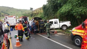 Acidente na Rodovia Oswaldo Cruz deixa três pessoas gravemente feridas