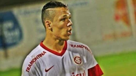 Burrão contrata jovem atacante e lateral-esquerdo experiente