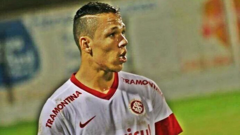 Burrão contrata jovem atacante e lateral-esquerdo experiente Burrão contrata jovem atacante e lateral-esquerdo experiente