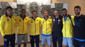 Atletas do Vôlei Taubaté se encontram para foto durante Liga Mundial