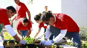 Empresa de eletroeletrônicos cede horta comunitária à escola Madre Cecília