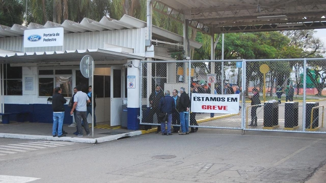 Trabalhadores entram em greve por tempo indeterminado na Ford