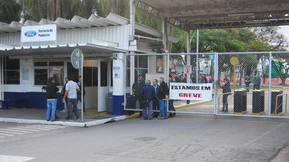 Trabalhadores entram em greve por tempo indeterminado na Ford Trabalhadores entram em greve por tempo indeterminado na Ford