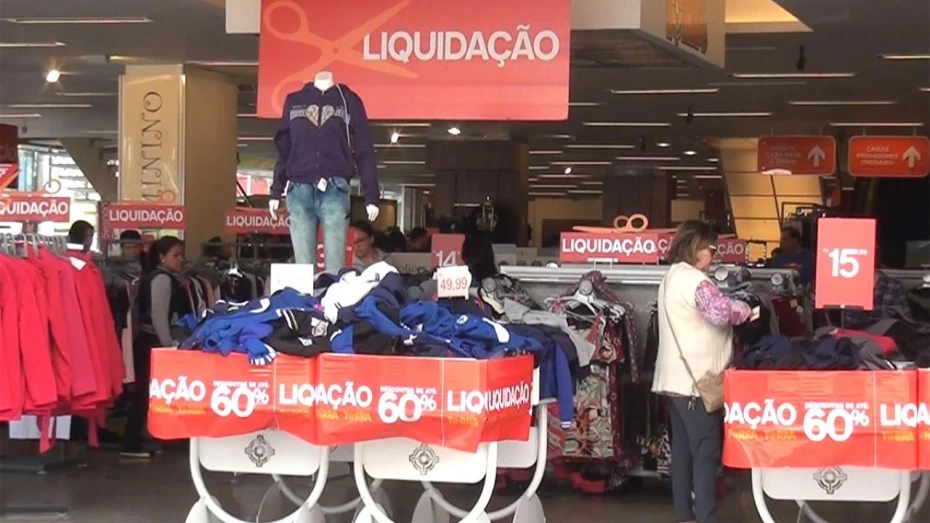Lojistas antecipam liquidação de inverno e preços caem Lojistas antecipam liquidação de inverno e preços caem