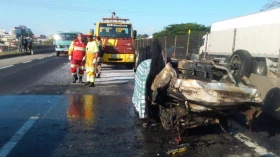 Carro capota e duas pessoas morrem na via Dutra em Taubaté