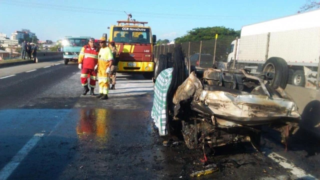 Carro capota e duas pessoas morrem na via Dutra em Taubaté