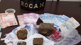 Dupla em mototáxi é presa com porções de maconha