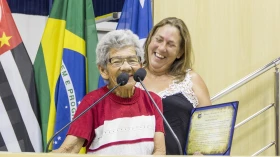 Fundadora de cooperativa de reciclagem recebe moção de aplausos 