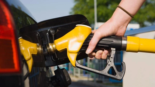 Governo aumenta tributos e gasolina deve subir até R$ 0,41