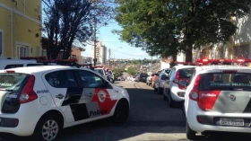 Roubo a residência na região central termina com vítima baleada