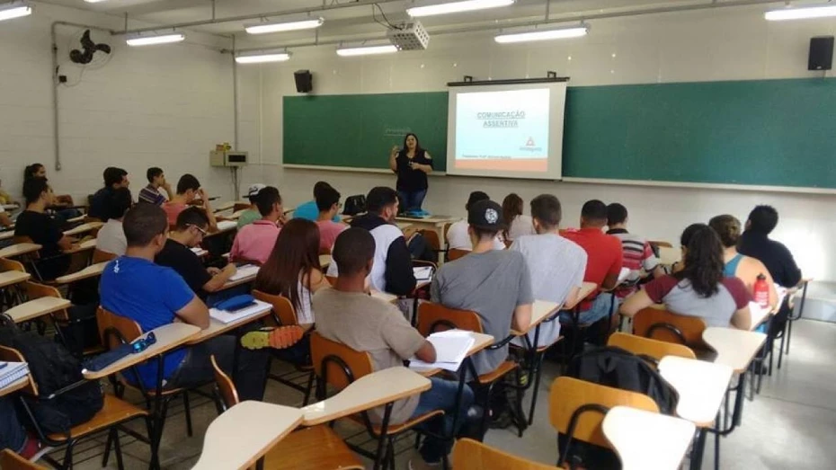 Anhanguera realiza concurso de bolsas no dia do vestibular Anhanguera realiza concurso de bolsas no dia do vestibular