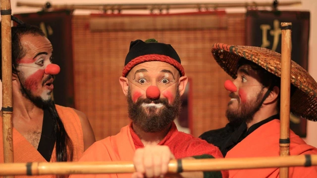 La Cascata Cia apresenta Kung-Fu Clowns em Taubaté
