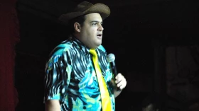 Matheus Ceará volta a Taubaté com o stand up “A Inocência Perdida”