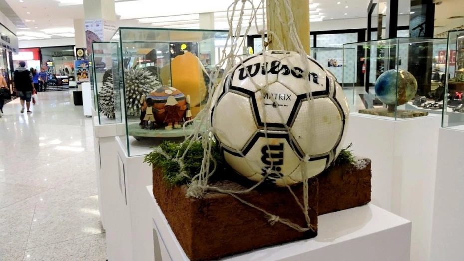 Exposição sobre o futebol é destaque em shopping da cidade Exposição sobre o futebol é destaque em shopping da cidade