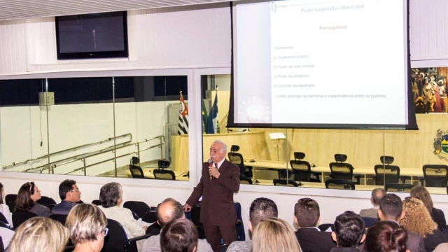 Conam realiza seminário sobre Poder Legislativo em Taubaté 