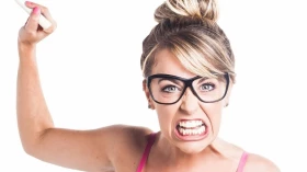 Teatro Metrópole recebe stand-up de Marcela Tavares