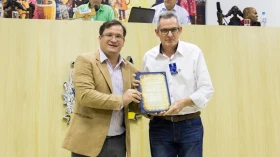 Diretor escolar recebe moção