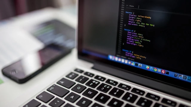 Escola do Trabalho tem vagas abertas para Informática e Artesanato