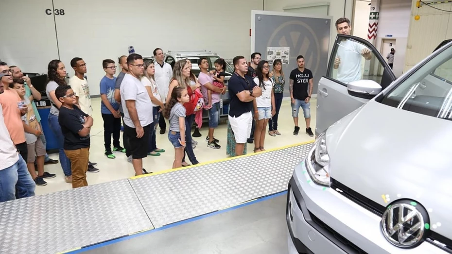 Volks Taubaté promove visita de familiares de empregados à fábrica Volks Taubaté promove visita de familiares de empregados à fábrica