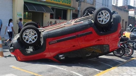 Carro capota duas vezes em acidente na região central de Taubaté