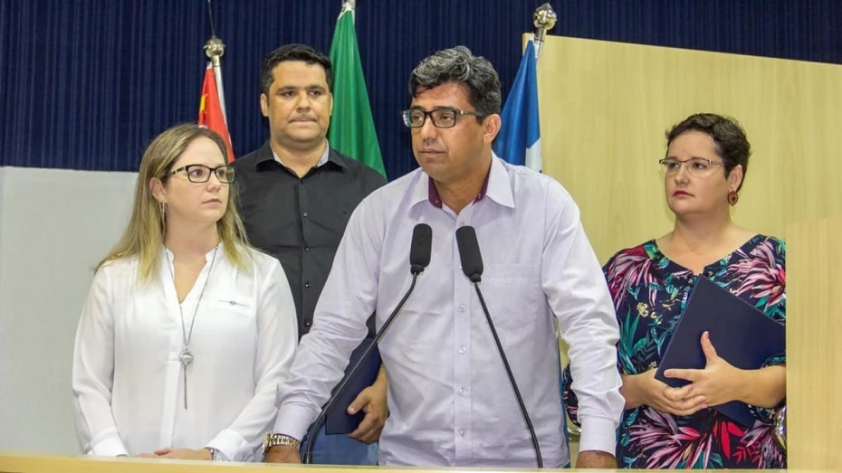 Câmara presta homenagem aos organizadores da 1ª Flit Câmara presta homenagem aos organizadores da 1ª Flit