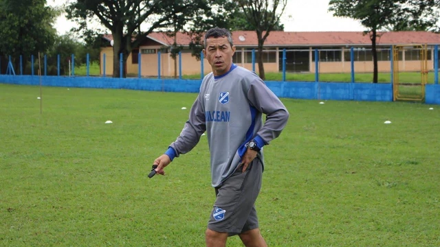 Burrão anuncia lateral-direito e vê meia desistir de acordo 