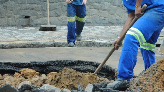 Trecho de via no Centro é interditado após asfalto ceder 