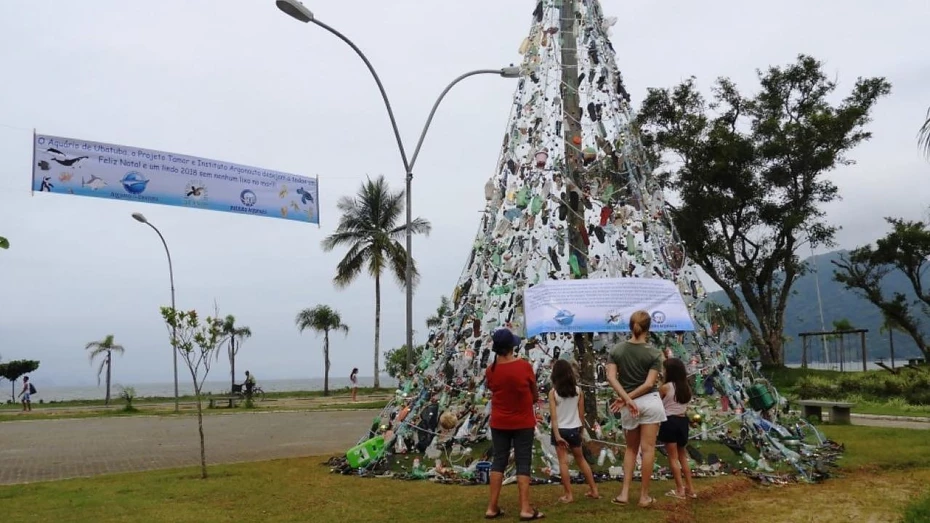Ubatuba tem árvore de Natal montada com lixo encontrado no mar