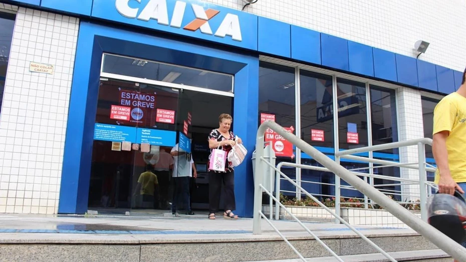 Saque do abono salarial ano-base 2015 pode ser feito até amanhã Saque do abono salarial ano-base 2015 pode ser feito até amanhã