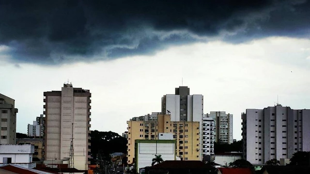 Chuva intensa causa prejuízos em Taubaté