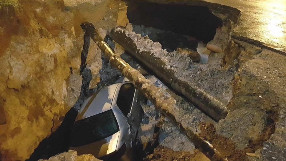Carro é engolido na Av. dos Bandeirantes após forte chuva em Taubaté 