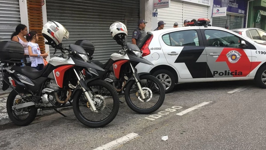 Criança é abandonada dentro de carro em Taubaté Criança é abandonada dentro de carro em Taubaté