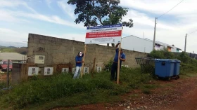 Placas na zona rural alertam sobre loteamentos clandestinos