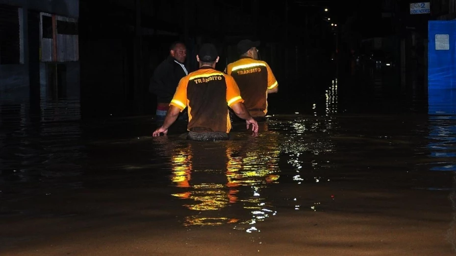 Moradores são socorridos após chuva forte em Caraguatatuba Moradores são socorridos após chuva forte em Caraguatatuba