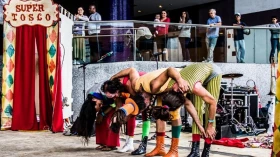 Espetáculo de arte de rua é atração na praça Santa Terezinha