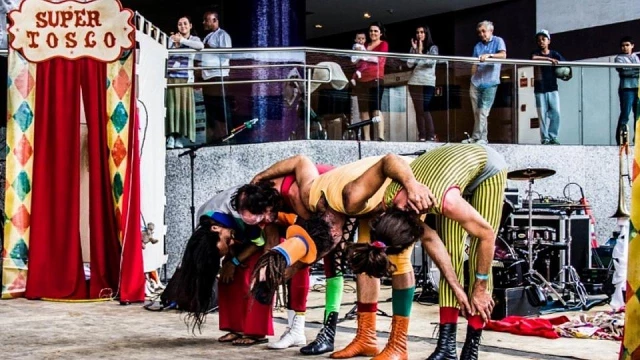 Espetáculo de arte de rua é atração na praça Santa Terezinha