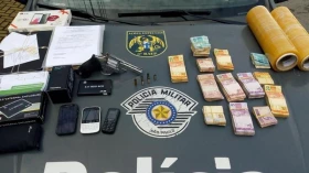 Dois são presos por posse ilegal de armas