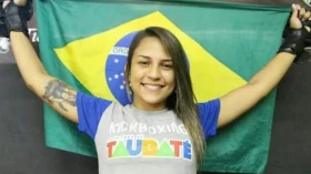 Lutadora de Taubaté é contratada pelo Combate Américas