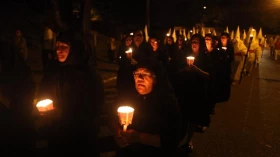 Comunidades católicas de Taubaté celebram a procissão do fogaréu