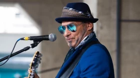  Autor de hits, Claudio Zoli realiza show gratuito em Taubaté