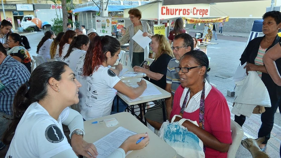 Alunos de Medicina realizam “Campanha da Voz” na Dom Epaminondas Alunos de Medicina realizam “Campanha da Voz” na Dom Epaminondas